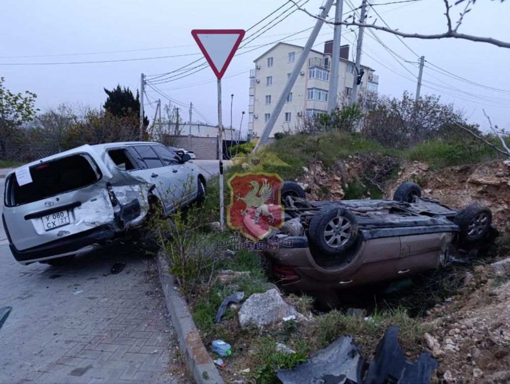 В Севастополе 17-летняя девушка ночью на Mercedes врезалась в припаркованную Toyotа и перевернулась