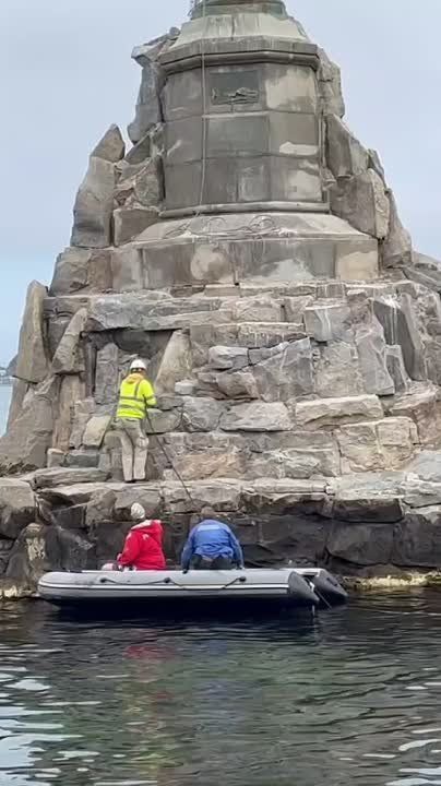 Промышленные альпинисты привели в порядок Памятник затопленным кораблям