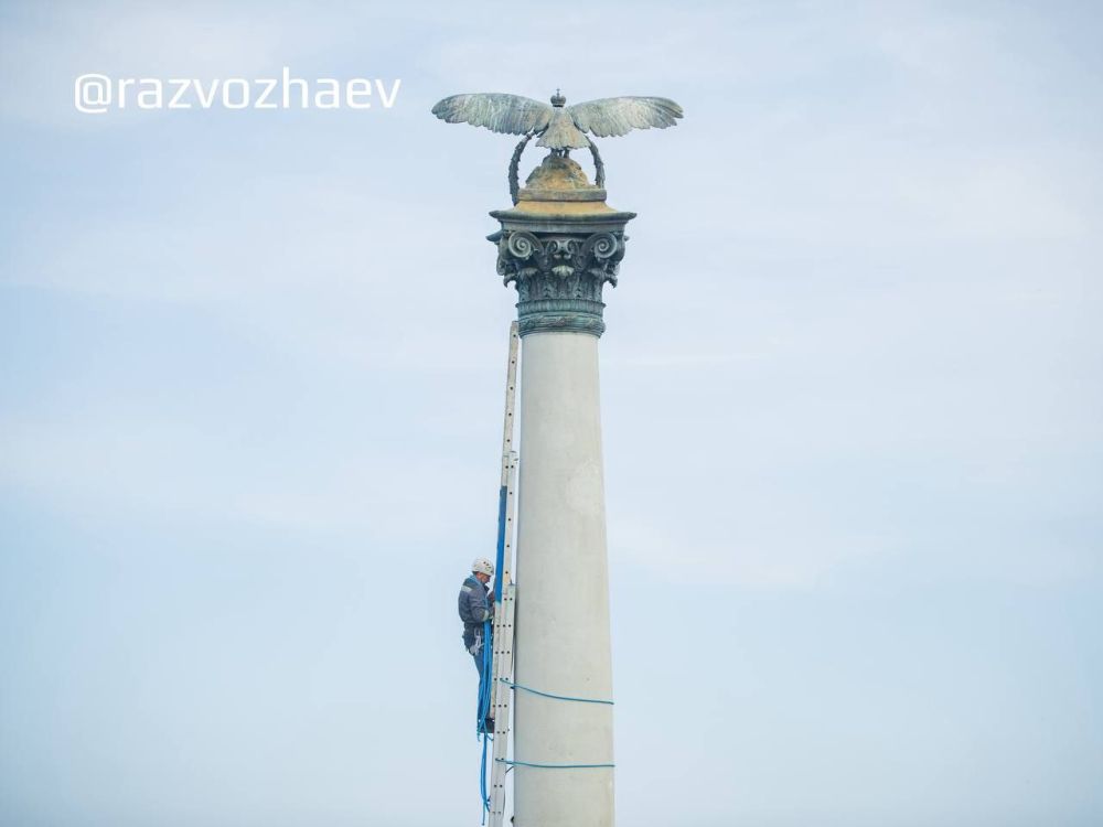 Промышленные альпинисты привели в порядок памятник затопленным кораблям