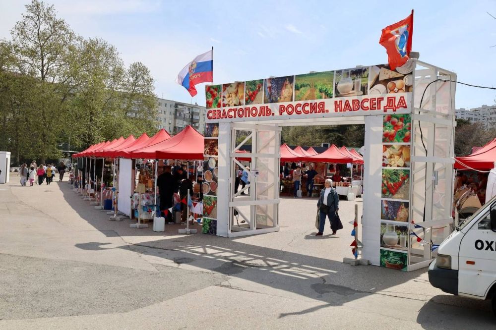 В Севастополе на площади 50-летия СССР заработала ярмарка