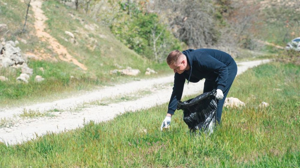 Денис Кондратьев: Сегодня вместе с молодежью приняли участие в субботнике на 15-й береговой батарее – свидетельнице героической обороны Севастополя! Денис Кондратьев: Сегодня вместе с молодежью приняли участие в субботнике на 15-й береговой батарее – свидетельнице героической обороны Севастополя!