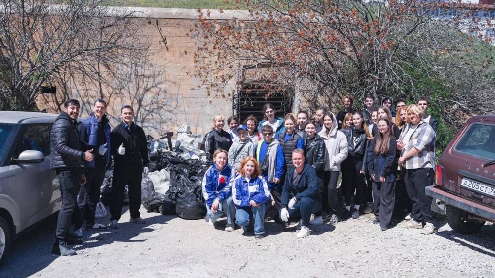 Денис Кондратьев: Сегодня вместе с молодежью приняли участие в субботнике на 15-й береговой батарее – свидетельнице героической обороны Севастополя! Денис Кондратьев: Сегодня вместе с молодежью приняли участие в субботнике на 15-й береговой батарее – свидетельнице героической обороны Севастополя!