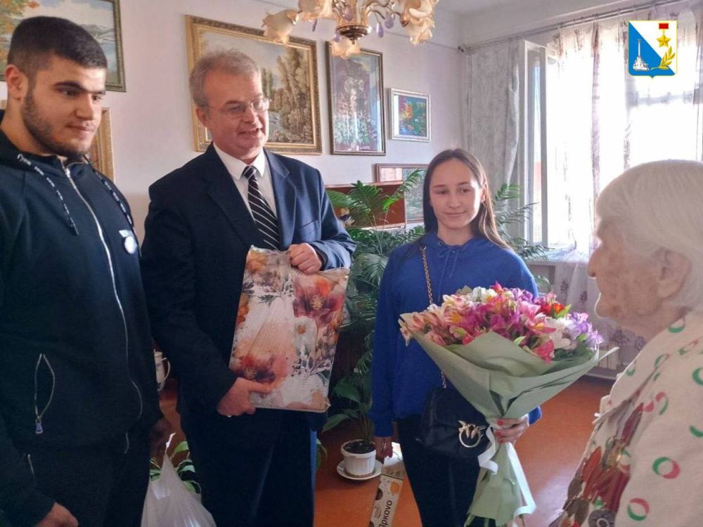 В гостях у ветерана. В преддверии Дня Победы сотрудники департамента внутренней политики и представители движения «Здоровое Отечество» посетили Прасковью Ивановну Мицык — партизанку, участницу Великой Отечественной войны