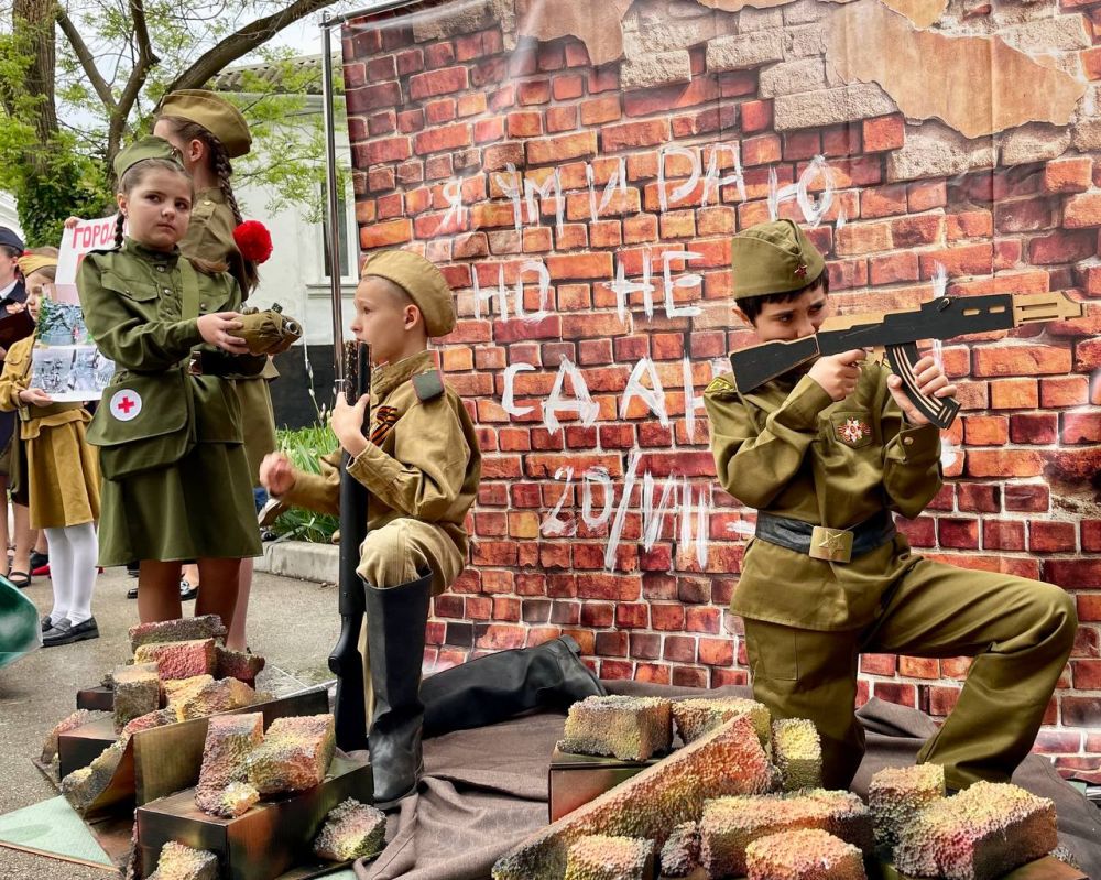 Выставка инсталляций «Города-Герои»