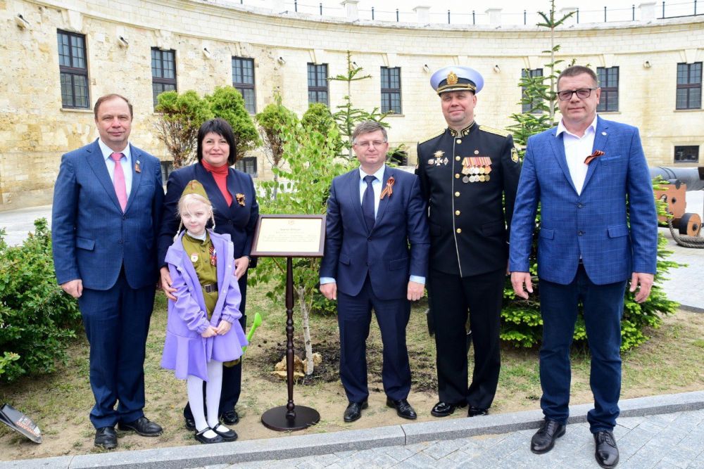 ��������� �������: 8 ��� 1944 ���� �������� ������� ����������� ���� ����������� �� ���������� ����������