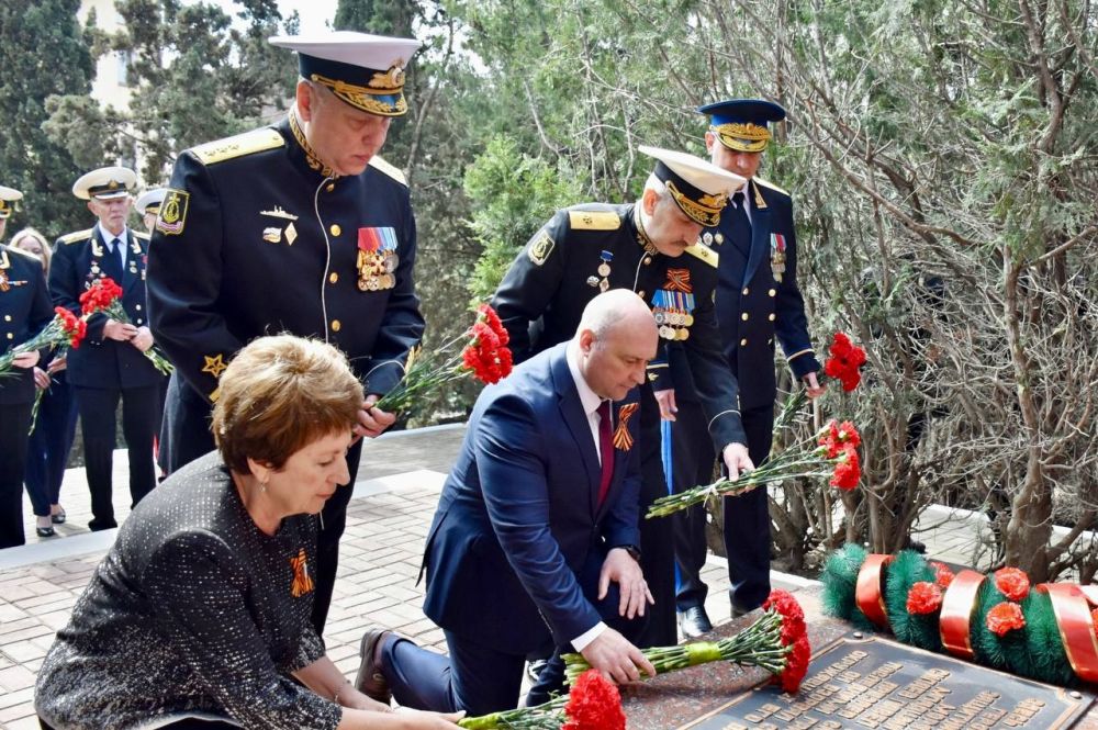 Владимир Немцев: В преддверии 80-летия Великой Победы и 81-й годовщины освобождения Севастополя от немецко-фашистских захватчиков у памятника отважному моряку-чекисту Павлу Силаеву прошёл торжественный митинг памяти