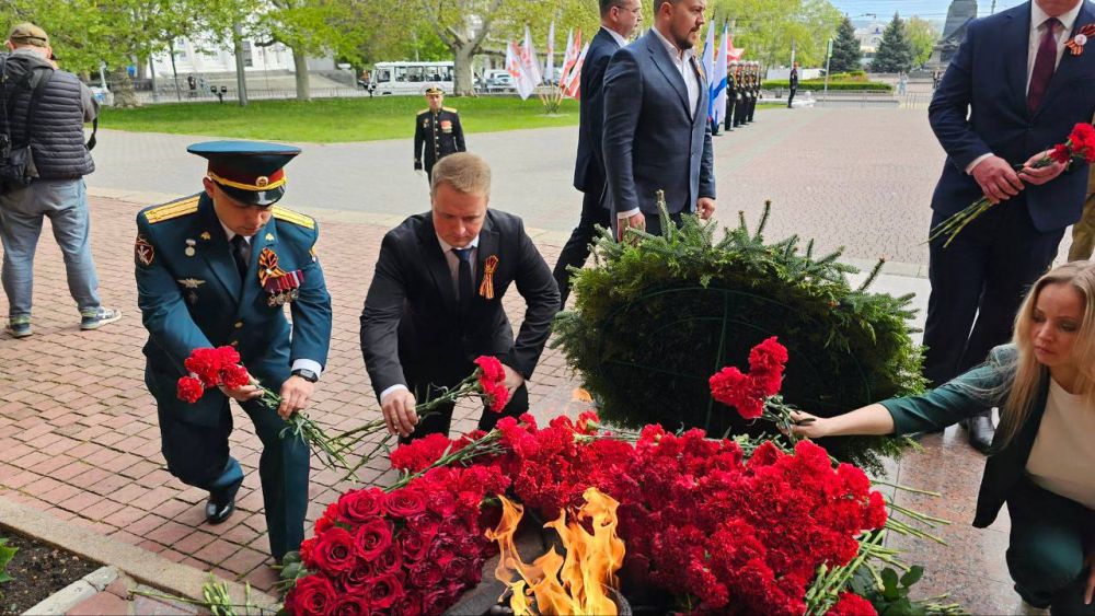 Денис Кондратьев: Сегодня, в день празднования 80-летия Великой Победы и 81-й годовщины освобождения Севастополя, вместе с Губернатором Михаилом Владимировичем Развожаевым, председателем Законодательного Собрания Немцевем...