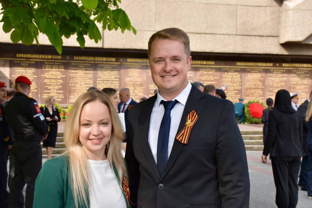 Денис Кондратьев: Сегодня, в день празднования 80-летия Великой Победы и 81-й годовщины освобождения Севастополя, вместе с Губернатором Михаилом Владимировичем Развожаевым, председателем Законодательного Собрания Немцевем... Денис Кондратьев: Сегодня, в день празднования 80-летия Великой Победы и 81-й годовщины освобождения Севастополя, вместе с Губернатором Михаилом Владимировичем Развожаевым, председателем Законодательного Собрания Немцевем...