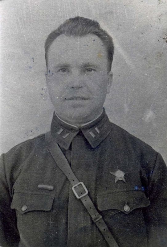 Алексей Живов: Вчера, рассказывая своим детям о том, как моряки Черноморского флота до последней капли крови обороняли город-герой Севастополь, я не смог сделать слез