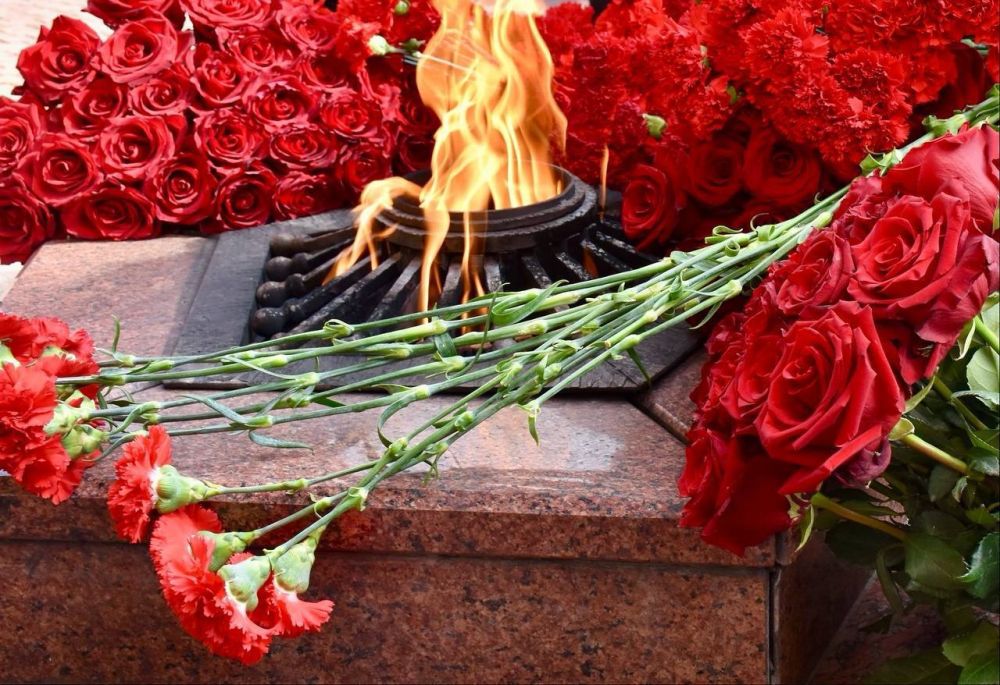 Денис Кондратьев: Сегодня, в день празднования 80-летия Великой Победы и 81-й годовщины освобождения Севастополя, вместе с Губернатором Михаилом Владимировичем Развожаевым, председателем Законодательного Собрания Немцевем... Денис Кондратьев: Сегодня, в день празднования 80-летия Великой Победы и 81-й годовщины освобождения Севастополя, вместе с Губернатором Михаилом Владимировичем Развожаевым, председателем Законодательного Собрания Немцевем...