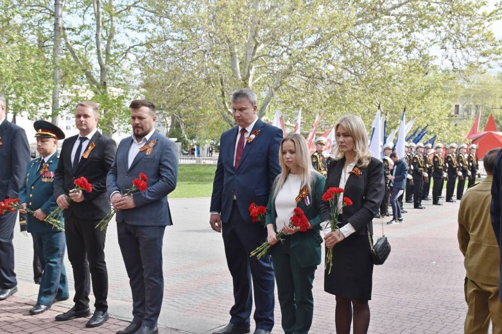 Денис Кондратьев: Сегодня, в день празднования 80-летия Великой Победы и 81-й годовщины освобождения Севастополя, вместе с Губернатором Михаилом Владимировичем Развожаевым, председателем Законодательного Собрания Немцевем... Денис Кондратьев: Сегодня, в день празднования 80-летия Великой Победы и 81-й годовщины освобождения Севастополя, вместе с Губернатором Михаилом Владимировичем Развожаевым, председателем Законодательного Собрания Немцевем...