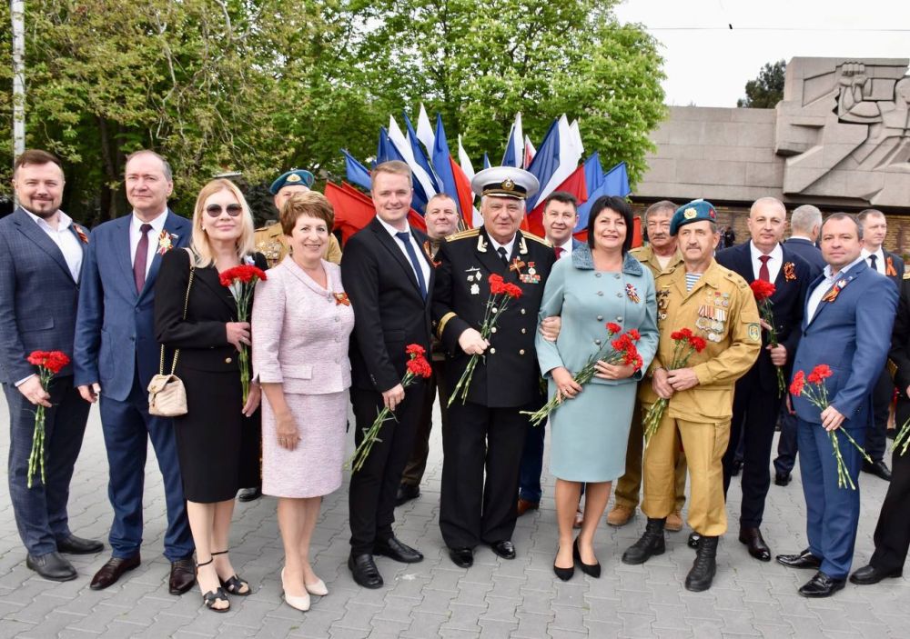 Денис Кондратьев: Сегодня, в день празднования 80-летия Великой Победы и 81-й годовщины освобождения Севастополя, вместе с Губернатором Михаилом Владимировичем Развожаевым, председателем Законодательного Собрания Немцевем... Денис Кондратьев: Сегодня, в день празднования 80-летия Великой Победы и 81-й годовщины освобождения Севастополя, вместе с Губернатором Михаилом Владимировичем Развожаевым, председателем Законодательного Собрания Немцевем...
