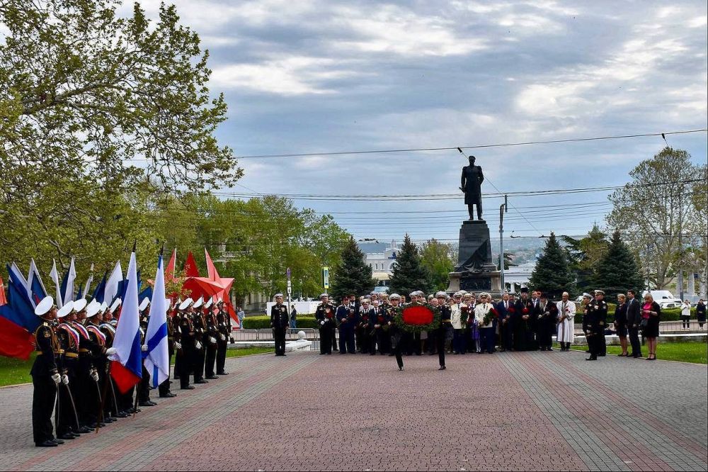 Денис Кондратьев: Сегодня, в день празднования 80-летия Великой Победы и 81-й годовщины освобождения Севастополя, вместе с Губернатором Михаилом Владимировичем Развожаевым, председателем Законодательного Собрания Немцевем... Денис Кондратьев: Сегодня, в день празднования 80-летия Великой Победы и 81-й годовщины освобождения Севастополя, вместе с Губернатором Михаилом Владимировичем Развожаевым, председателем Законодательного Собрания Немцевем...