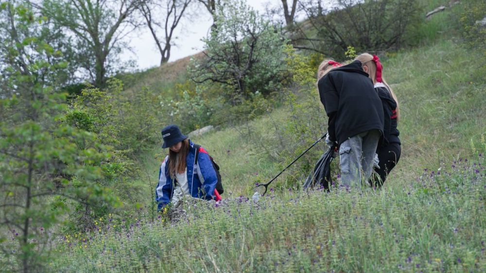 «Сохранить память о подвиге нашего народа и помочь тем, кто в этом нуждается» – такова главная цель патриотической акции «Десант Победы», которую мы реализуем вместе со студенческими отрядами Севастополя уже в 6-й раз! «Сохранить память о подвиге нашего народа и помочь тем, кто в этом нуждается» – такова главная цель патриотической акции «Десант Победы», которую мы реализуем вместе со студенческими отрядами Севастополя уже в 6-й раз!