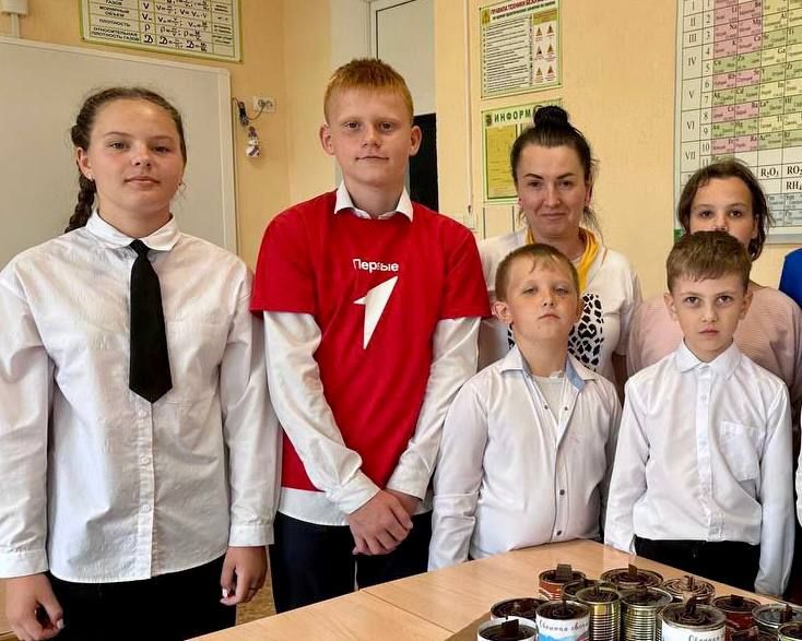 Всё для победы. По инициативе советника директора по воспитанию школы №20 Ирины Плискач ребята и педагоги школы присоединились к важной и нужной инициативе — изготовлению окопных свечей для защитников Отечества