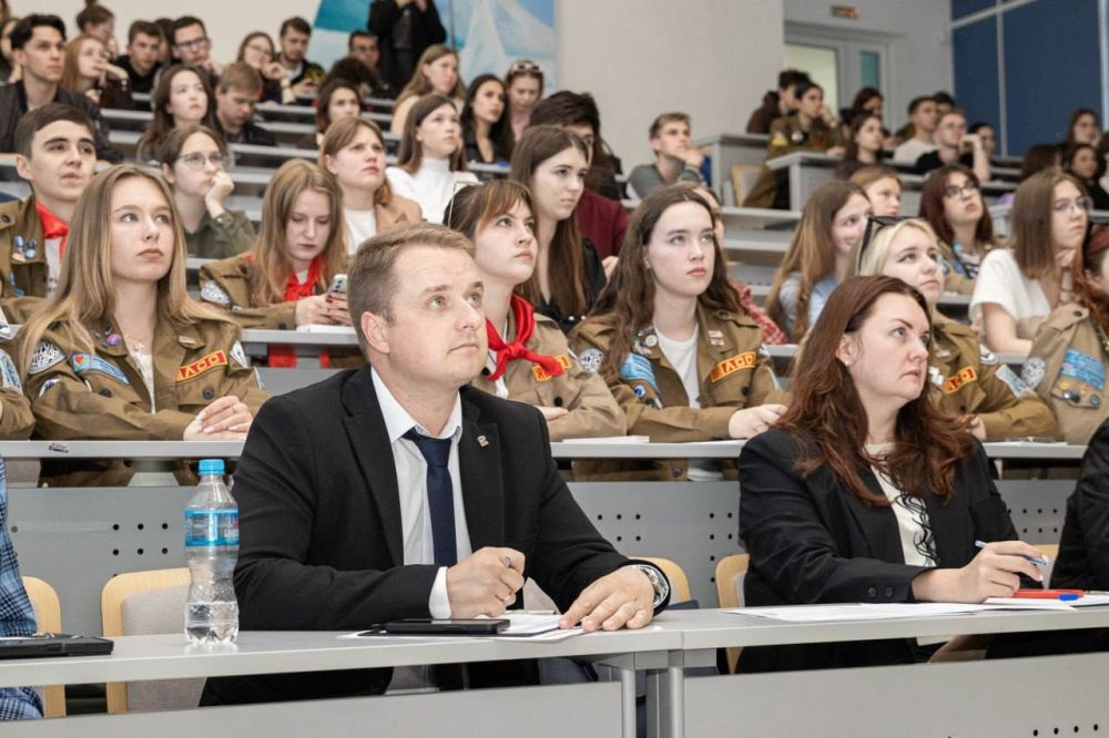 Денис Кондратьев: В Севастопольском государственном университете состоялись пробные защиты тематических смен – заданий, которые выполняли студенты в рамках школы подготовки вожатых