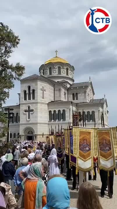 Прихожане готовятся к крестному ходу от Свято-Владимирского собора до храма-парка Нового Херсонеса