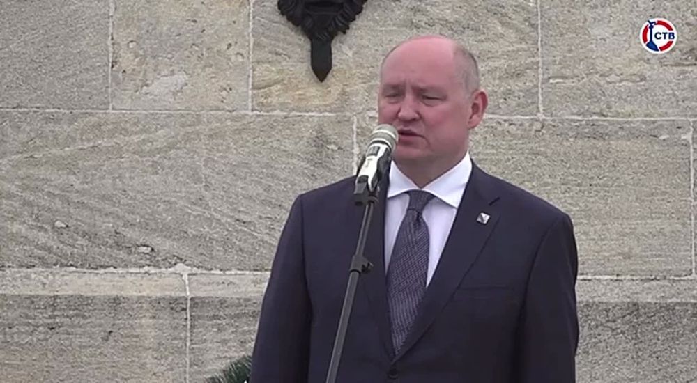 Видео дня: Михаил Развожаев возложил цветы к памятнику Александру Ивановичу Казарскому на Матросском бульваре