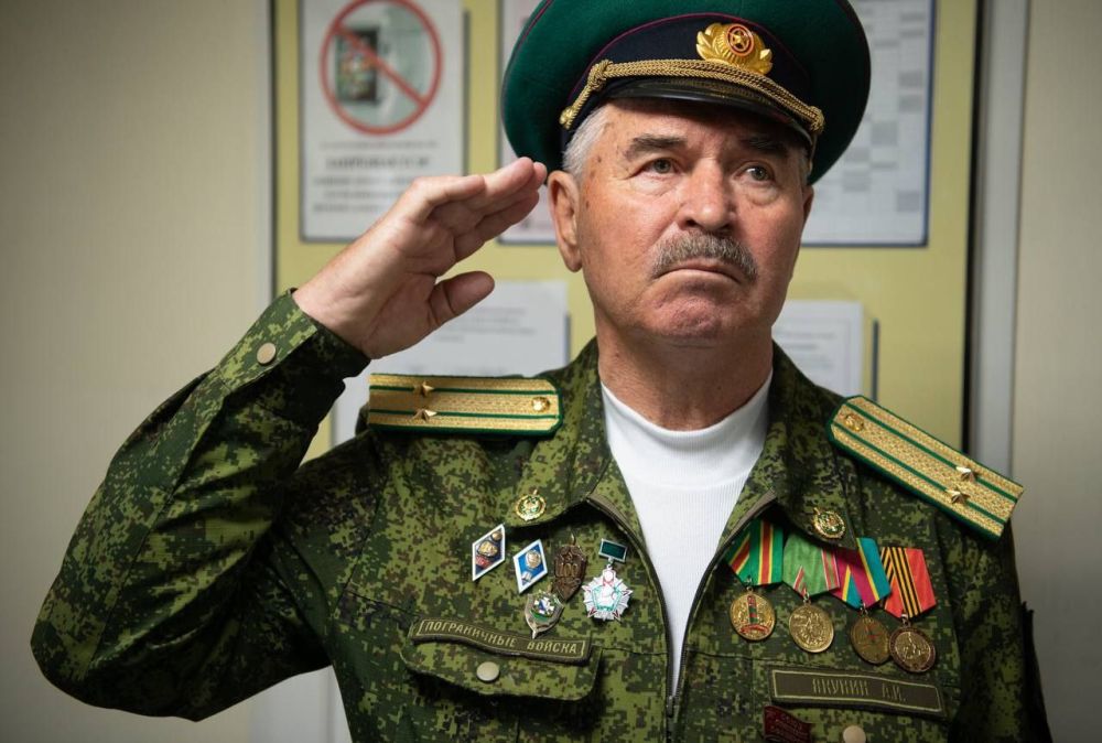 Фото дня: Михаил Развожаев поздравил севастопольских пограничников с профессиональным праздником
