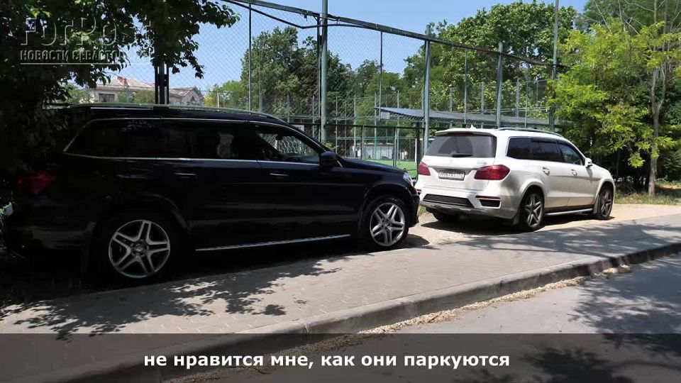 Дороги в центре Севастополя переполнены автотранспортом, а дворы буквально забиты припаркованным как попало машинами