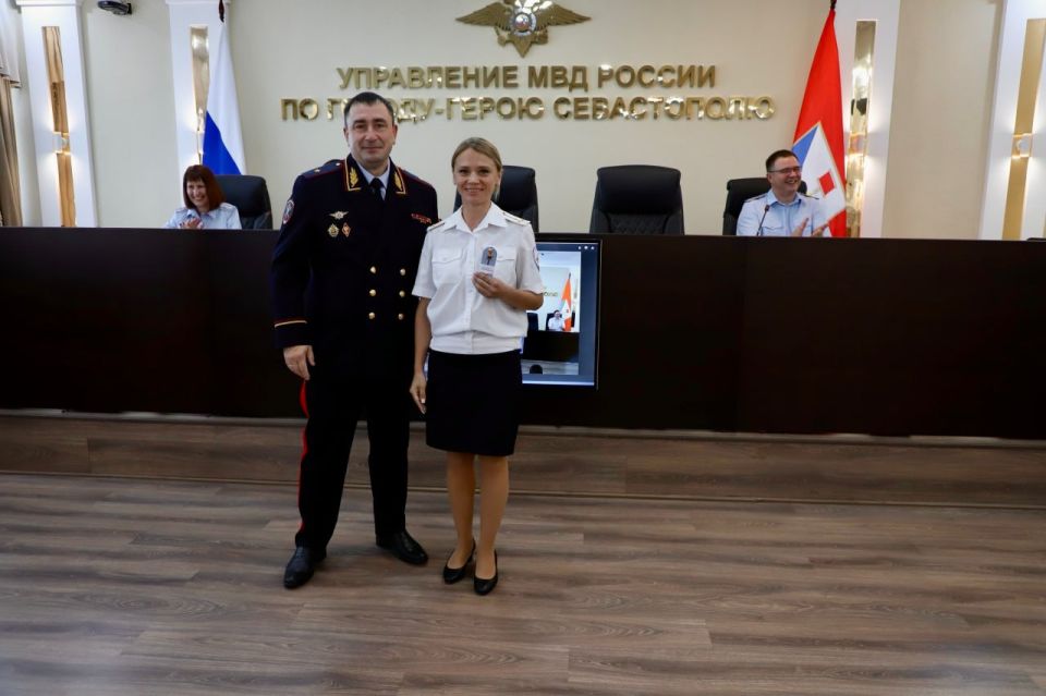 Начальник УМВД России по г. Севастополю генерал-майор полиции Сергей Сигунов вручил новые погоны сотрудникам ОВД, получившим первые и очередные специальные звания и награды победителям спортивных состязаний Начальник УМВД России по г. Севастополю генерал-майор полиции Сергей Сигунов вручил новые погоны сотрудникам ОВД, получившим первые и очередные специальные звания и награды победителям спортивных состязаний