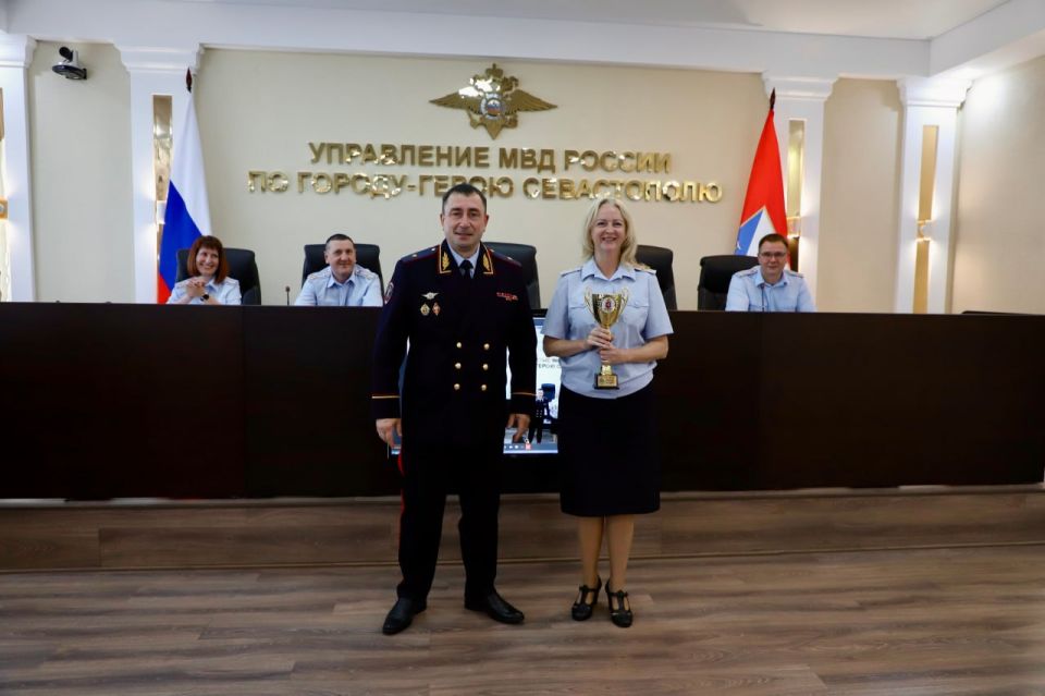 Начальник УМВД России по г. Севастополю генерал-майор полиции Сергей Сигунов вручил новые погоны сотрудникам ОВД, получившим первые и очередные специальные звания и награды победителям спортивных состязаний Начальник УМВД России по г. Севастополю генерал-майор полиции Сергей Сигунов вручил новые погоны сотрудникам ОВД, получившим первые и очередные специальные звания и награды победителям спортивных состязаний