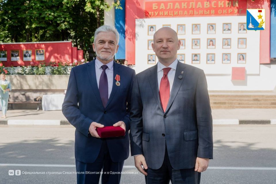 Гордость Балаклавы. В честь Дня Балаклавского округа губернатор Михаил Развожаев открыл обновлённую Доску Почёта