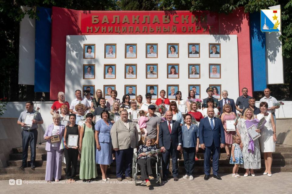Гордость Балаклавы. В честь Дня Балаклавского округа губернатор Михаил Развожаев открыл обновлённую Доску Почёта