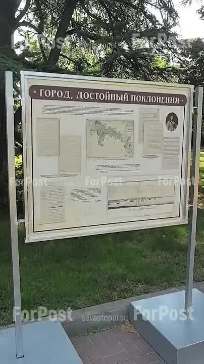 На Приморском бульваре проходит выставка «Город, достойный поклонения»