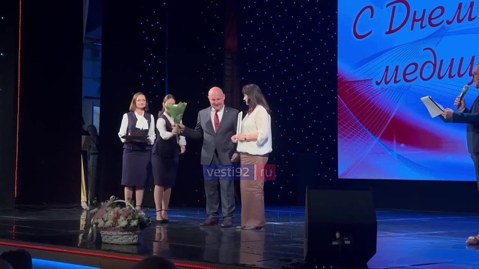 Сегодня медиков поздравляют с наступающим профессиональным праздником - Днем медицинского работника