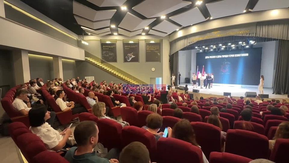 Сегодня 21 школьник получил свой паспорт на церемонии в концертном зале культурного центра УМВД