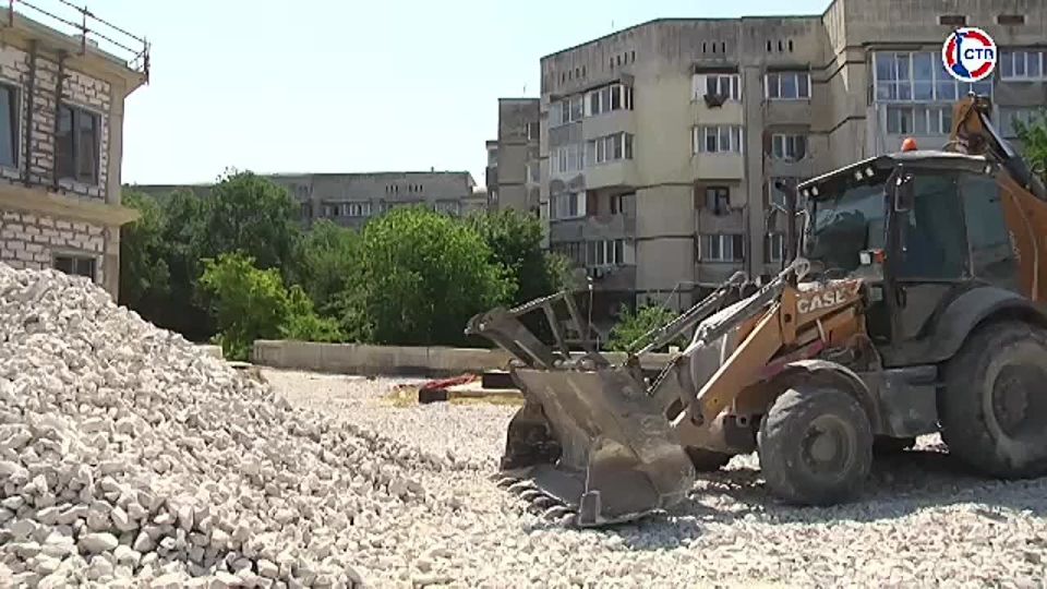 Поликлиника на улице Молодых Строителей готова уже на 70%