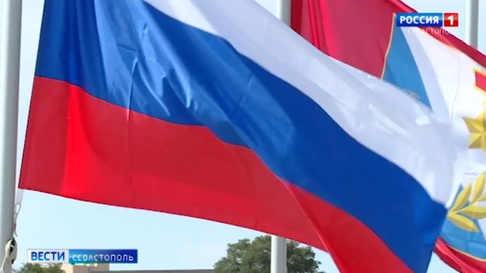 В Севастополе проходит парад флагов