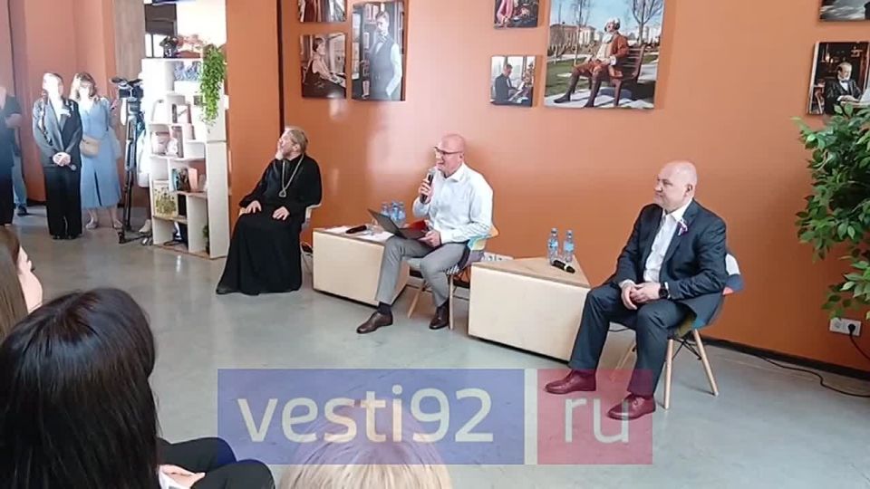 Заместитель председателя правительства РФ Дмитрий Чернышенко встретился с молодёжью Севастополя