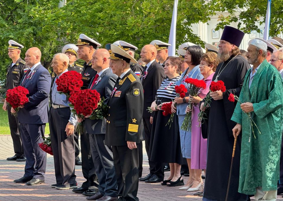 Татьяна Лобач: Вместе с Губернатором города Севастополя Михаилом Развожаевым, почетными гражданами Севастополя Игорем Владимировичем Касатоновым и Евгением Васильевичем Генераловым, командующим Черноморским флотом...