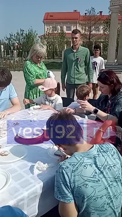 В Древнем Херсоне расписывают пряник-триколор