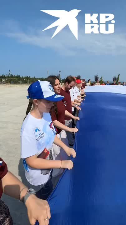 В Севастополе у памятника Солдату и Матросу развернули флаг размером 20 на 30 метров