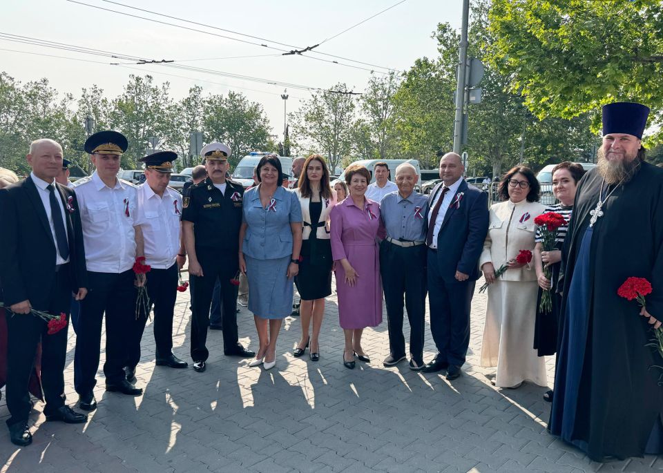 Татьяна Лобач: Вместе с Губернатором города Севастополя Михаилом Развожаевым, почетными гражданами Севастополя Игорем Владимировичем Касатоновым и Евгением Васильевичем Генераловым, командующим Черноморским флотом...