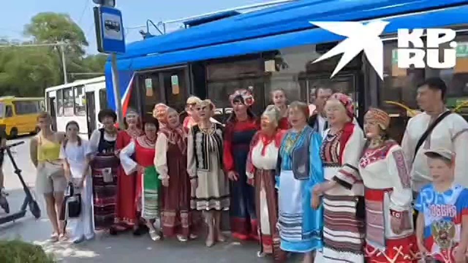 Троллейбус-лекторий проехал по улицам Севастополя, посвятив свой рейс двойному празднику — Дню России и Дню города