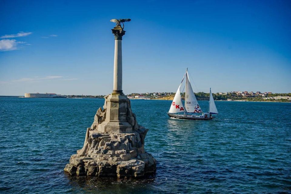 Уважаемые севастопольцы!. От всего сердца поздравляем вас с Днём рождения нашего любимого города! Севастополь… В его имени — отголоски многовековой истории, от древнего Херсонеса до наших дней