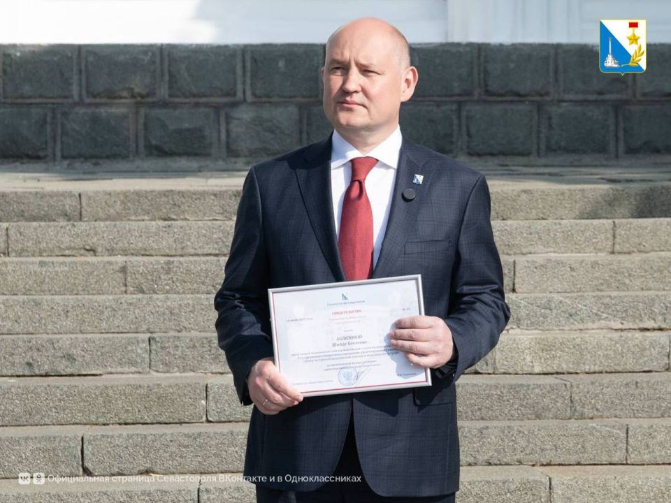 Гордимся. Губернатор Михаил Развожаев открыл обновлённую Доску Почёта