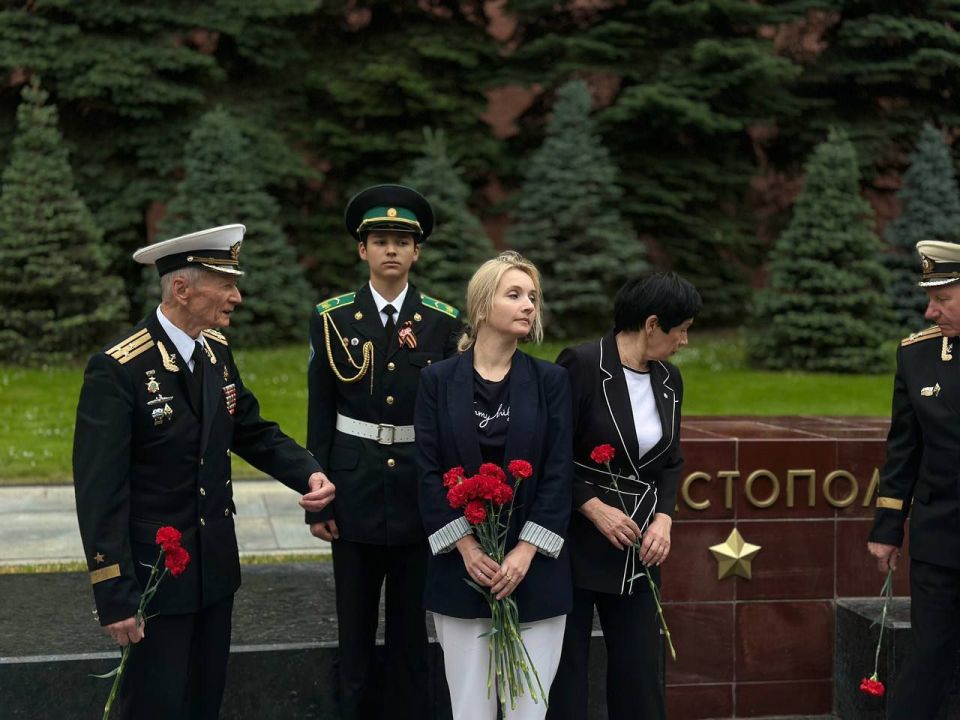 Светлана Пирогова: Сегодня, в 242-ю годовщину со дня основания города Севастополя, представительство Правительства Севастополя в городе Москве организовало возложение цветов к Могиле Неизвестного Солдата и к гранитному блоку...