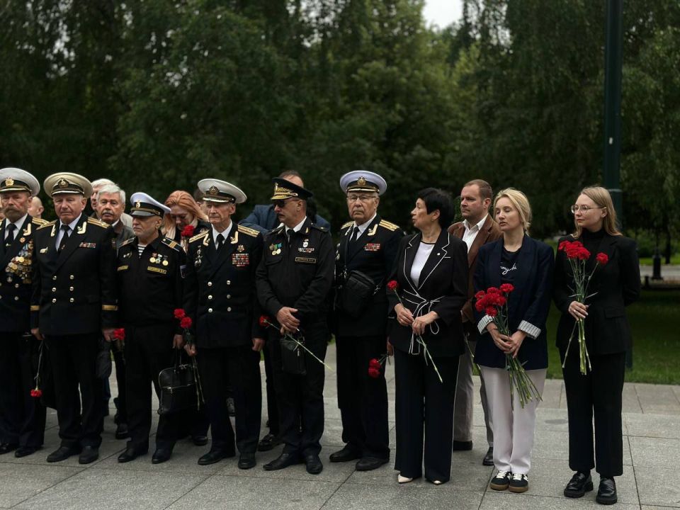 Светлана Пирогова: Сегодня, в 242-ю годовщину со дня основания города Севастополя, представительство Правительства Севастополя в городе Москве организовало возложение цветов к Могиле Неизвестного Солдата и к гранитному блоку...