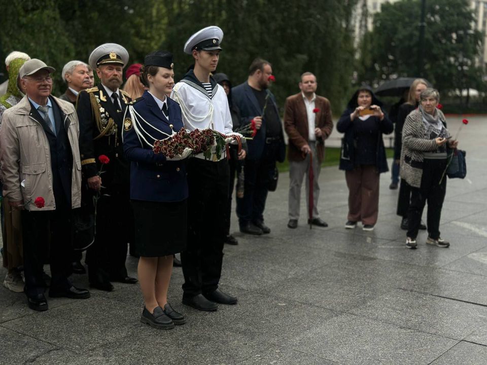 Светлана Пирогова: Сегодня, в 242-ю годовщину со дня основания города Севастополя, представительство Правительства Севастополя в городе Москве организовало возложение цветов к Могиле Неизвестного Солдата и к гранитному блоку...