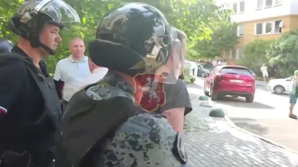 В Севастополе возбудили уголовное дело в отношении мужчины, устроившего стрельбу из пневматики по припаркованным автомобилям.