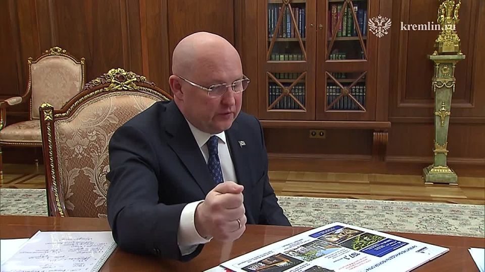 Владимир Путин провел рабочую встречу с губернатором Севастополя Михаилом Развожаевым, который проинформировал главу государства об экономической ситуации в регионе