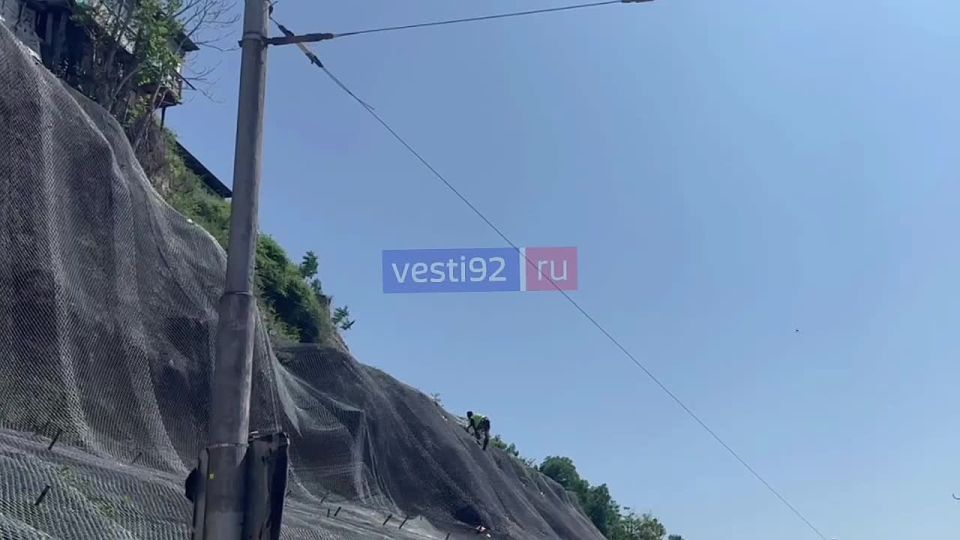 На улице Героев Севастополя продолжаются работы по укреплению склона