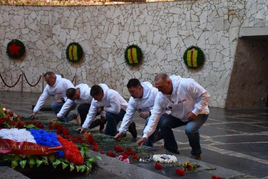Александр Кулагин: Сегодня участники Автопробега &quot;Дорогами Победы- 2025&quot; встретили рассвет на святом для каждого россиянина месте - на Мамаевом Кургане