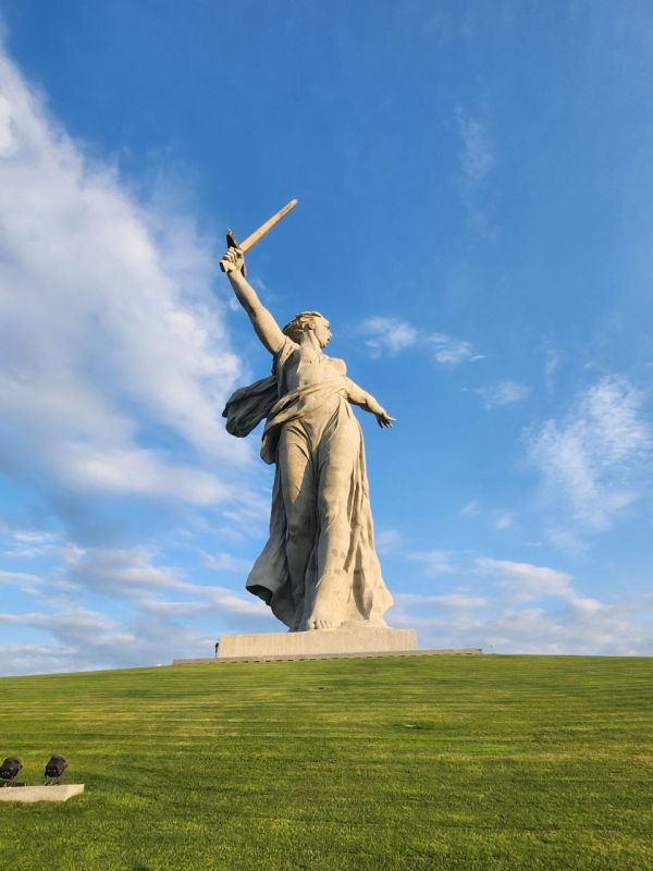 Александр Кулагин: Сегодня участники Автопробега &quot;Дорогами Победы- 2025&quot; встретили рассвет на святом для каждого россиянина месте - на Мамаевом Кургане