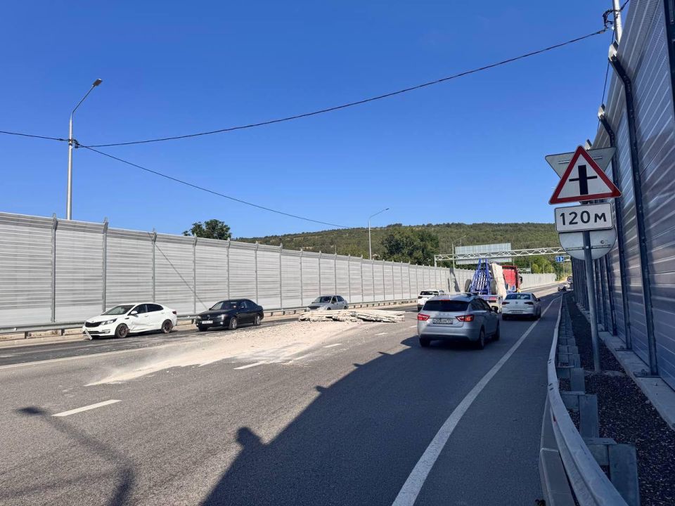 Бетонные плиты вывалились из грузовика во время движения по трассе под Севастополем